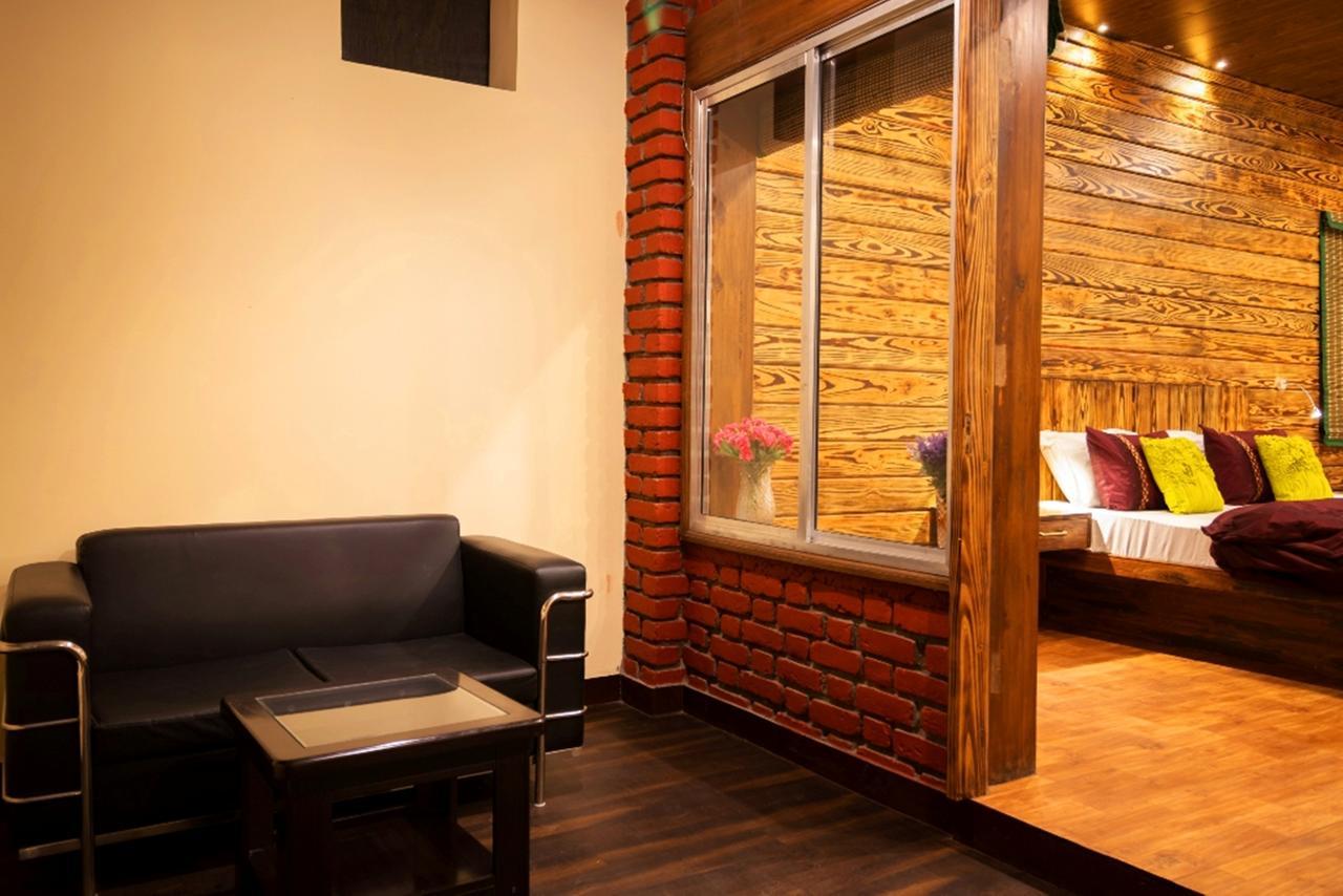 מוסורי Nirvana Lodge And Lounge מראה חיצוני תמונה